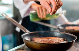 Зачем обжаривать мясо перед тушением: хитрость, о которой стоит знать