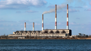 На поврежденных Трипольской и Змиевской ТЭС ведутся ремонтные работы, сообщили в Минэнерго Украины