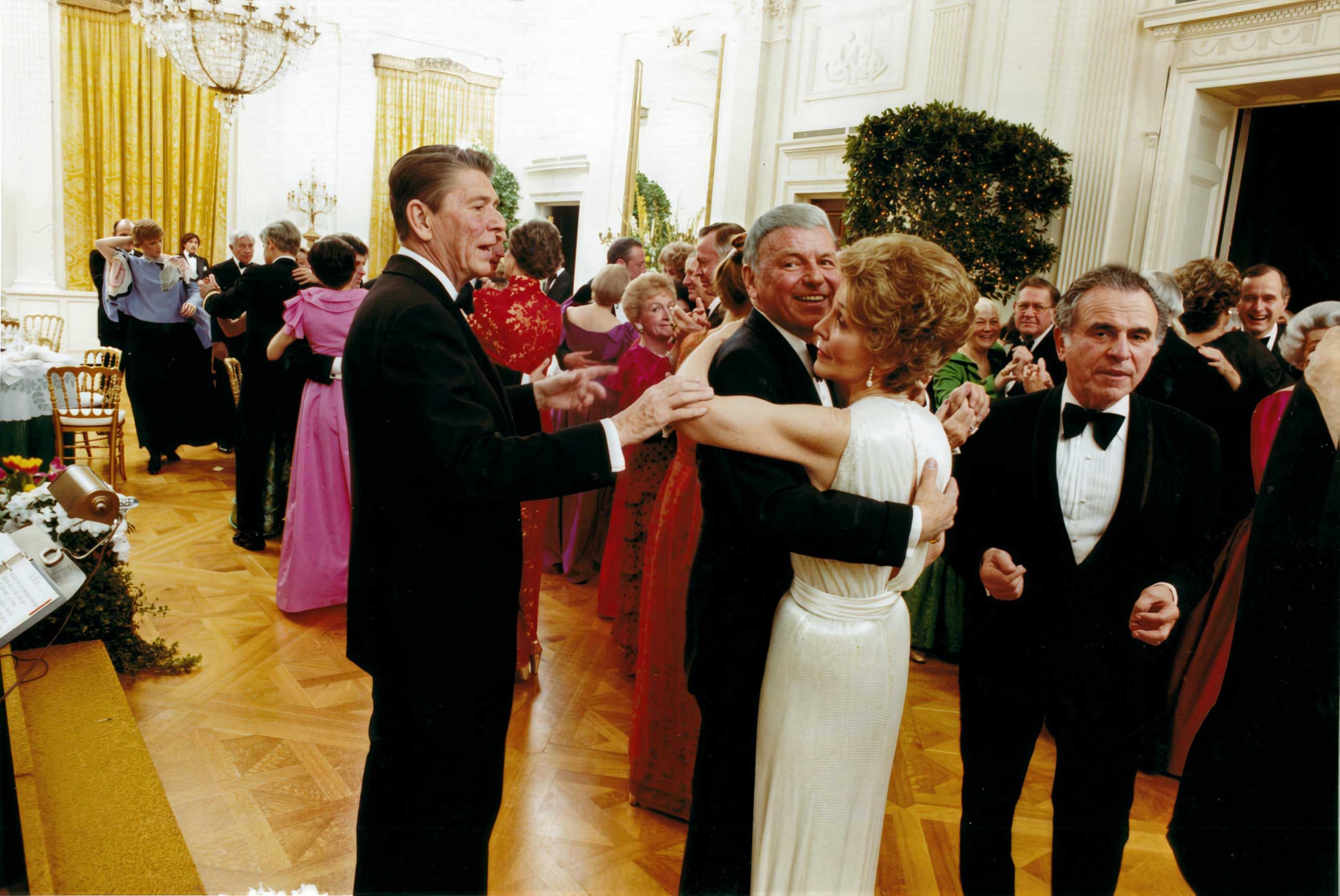 Фрэнк Синатра танцует с первой леди Америки Нэнси Рейган