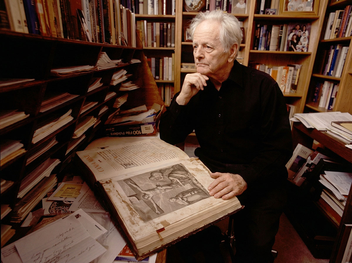 Хаттон Гибсон сидит в своём рабочем кабинете, 2003 год