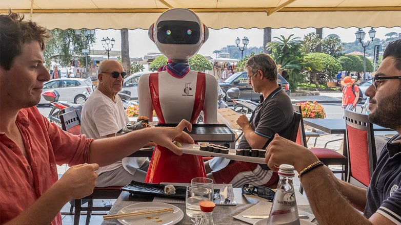 Принеси-подай: можно ли полностью заменить людей роботами в индустрии сервиса