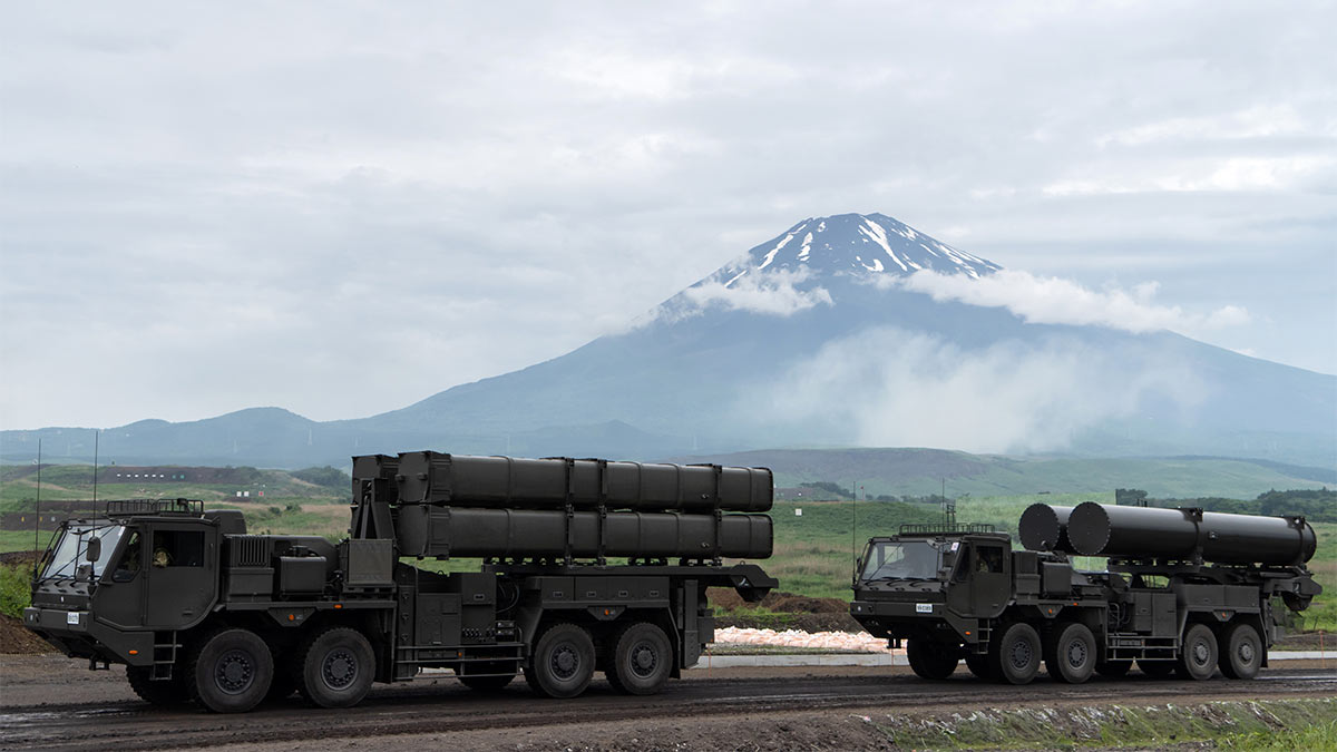 Береговой противокорабельный ракетный комплекс перед горой Фудзи