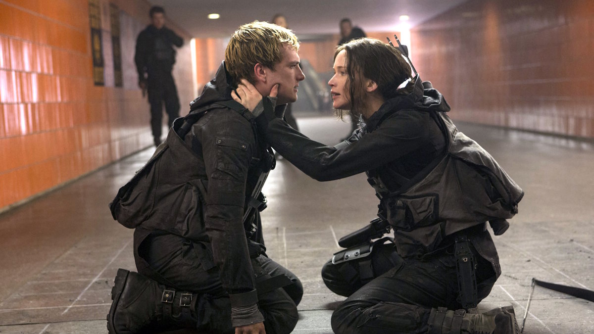 Актёры Джош Хатчерсон и Дженнифер Лоуренс в фильме "Голодные игры: Сойка-пересмешница. Часть II" (2015)