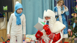 Сотрудники "Восточного Порта" организовали новогоднюю акцию для воспитанников центра "Альбатрос"
