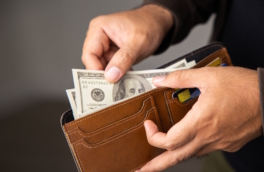 Минфин намерен разрешить россиянам расчеты наличными при покупке товаров за границей