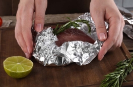 Что делать, если еда прилипает к фольге при запекании: простые способы избежать проблемы и один простой лайфхак