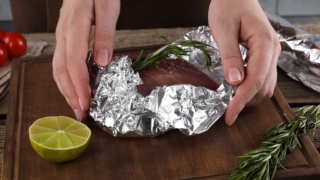 Что делать, если еда прилипает к фольге при запекании: простые способы избежать проблемы и один простой лайфхак