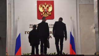 Комитет Госдумы одобрил законопроект о крестах на гербе РФ