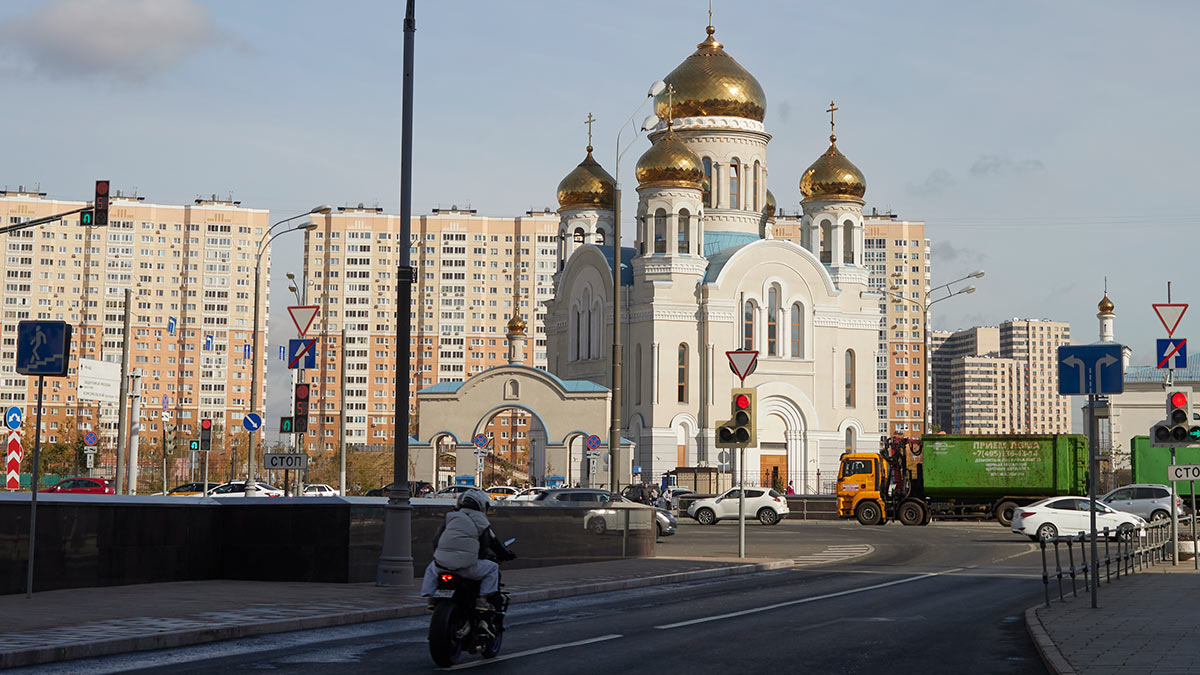 Москва. Вид на храм Покрова Пресвятой Богородицы на Люберецких полях