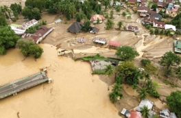 Жертвами наводнений на Суматре стали более 900 человек