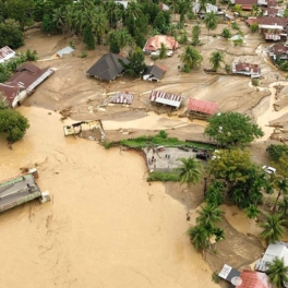 Жертвами наводнений на Суматре стали более 900 человек