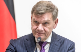 Глава МИД Германии поручил развесить свои портреты в посольствах по всему миру