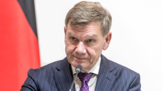 Глава МИД Германии поручил развесить свои портреты в посольствах по всему миру