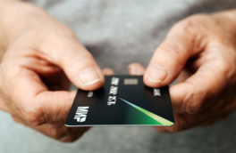 Карты "Мир" с истекшим сроком можно будет использовать и дальше – но есть исключение