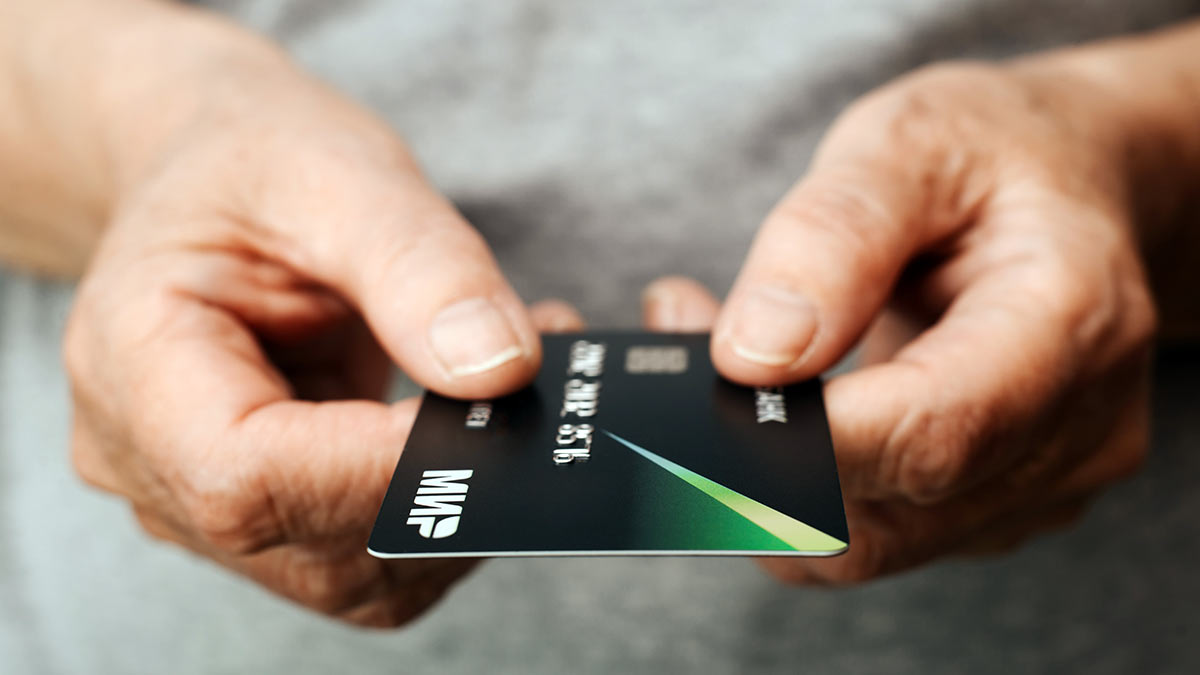 Банки договорились, что карты "Мир" с истекшим сроком действия продолжат работать на постоянной основе