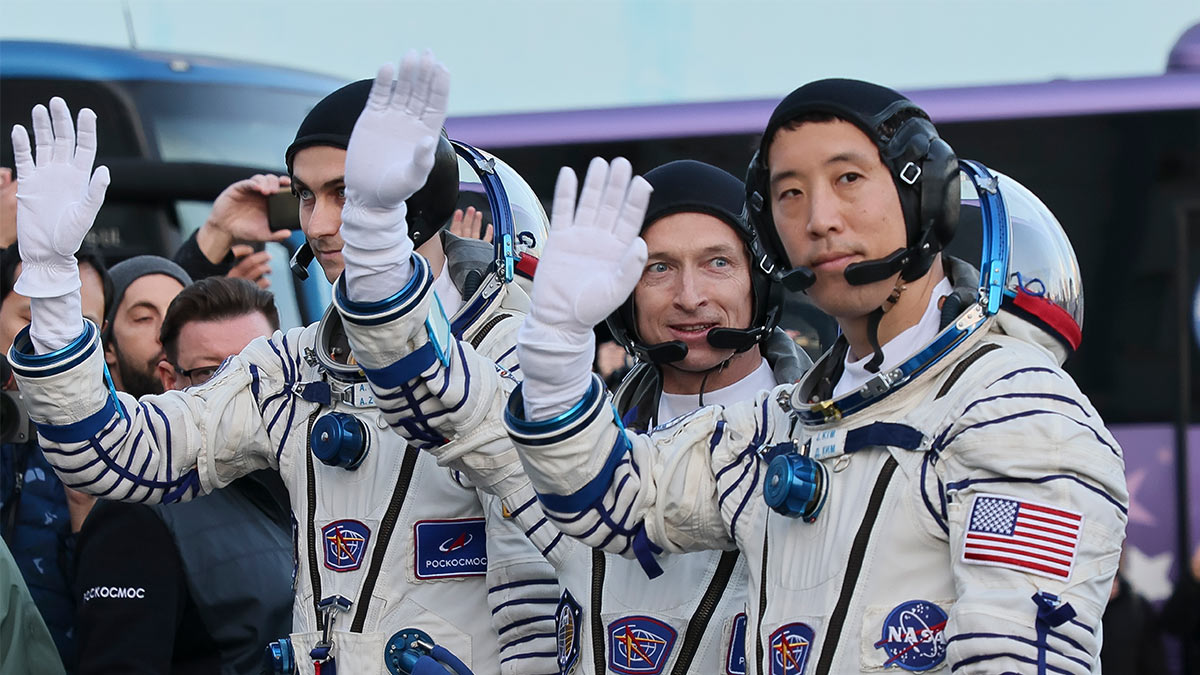 Казахстан. Байконур. Космонавты "Роскосмоса" Алексей Зубрицкий, Сергей Рыжиков и астронавт NASA Джонатан Ким (слева направо)