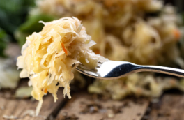 Сколько держать в тепле квашеную капусту, чтобы она получилась вкусной и хрустящей: секреты опытных хозяек