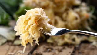 Сколько держать в тепле квашеную капусту, чтобы она получилась вкусной и хрустящей: секреты опытных хозяек