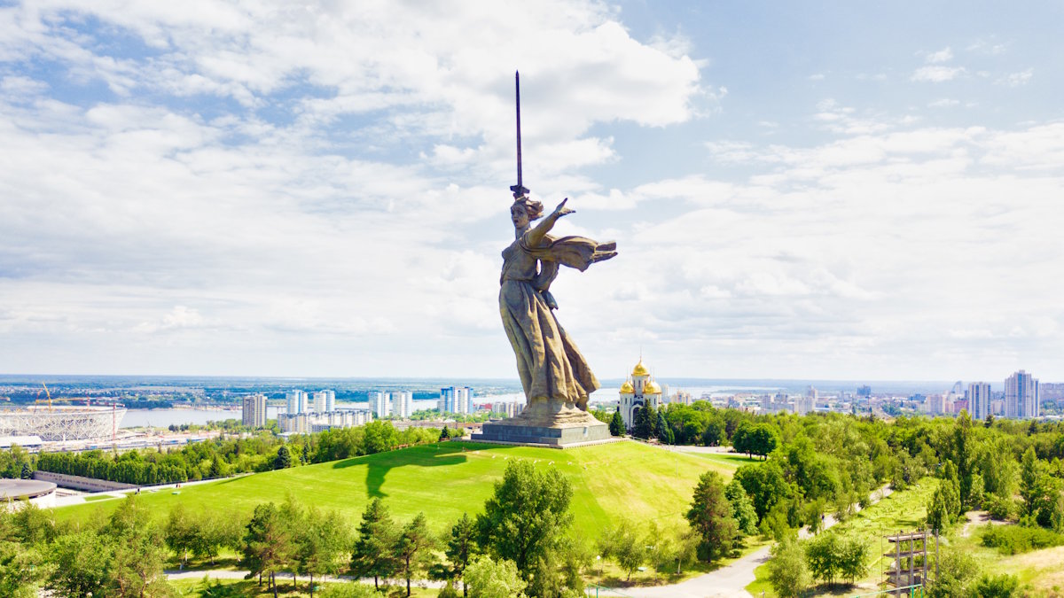 Мамаев курган с монументом "Родина-мать зовёт!" в Волгограде (архивное фото)