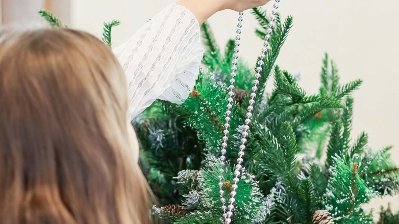Что повесить на елку вместо мишуры: оригинальные идеи новогоднего декора
