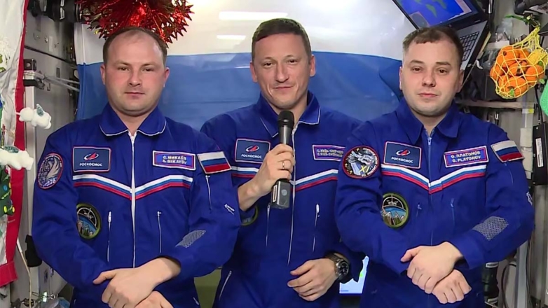 Космонавты поздравили россиян с Новым годом