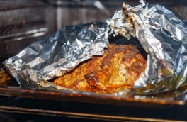 Как запечь мясо в духовке, чтобы оно было сочным и таяло во рту: хитрости, которые знают не все