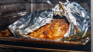 Как запечь мясо в духовке, чтобы оно было сочным и таяло во рту: хитрости, которые знают не все