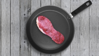 Как сделать жесткое мясо мягким и нежным: главные хитрости кулинаров для спасения блюда