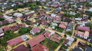 В Индонезии число жертв наводнений и оползней выросло до 811