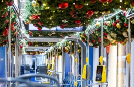 "Новогодний" транспорт вышел на московские маршруты