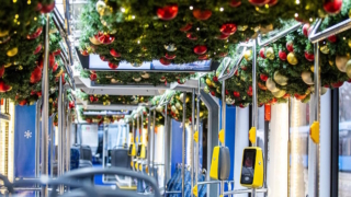 "Новогодний" транспорт вышел на московские маршруты