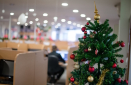 Установка новогодней елки может обернуться штрафом в треть миллиона, напоминает адвокат