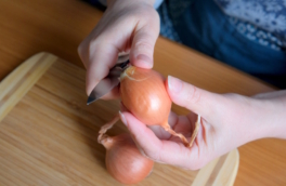 Как моментально очистить лук без слез и шелухи: простой секрет