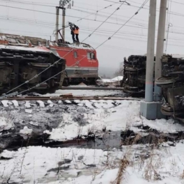 Локомотив столкнулся с грузовым поездом под Пензой, с рельс сошли несколько вагонов
