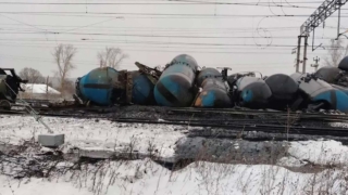 Пять поездов до Москвы идут в обход: в РЖД рассказали о сходе 23 цистерн и разливе мазута в Пензенской области