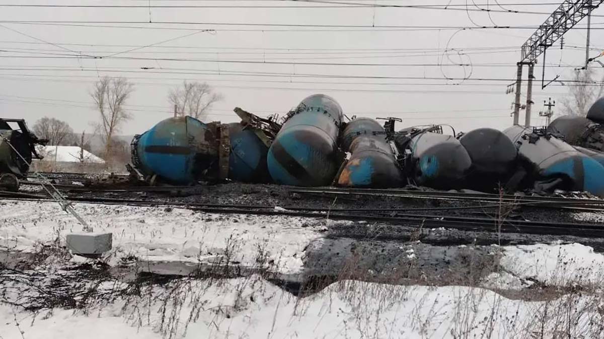 В Пензенской области столкновение грузового поезда и локомотива