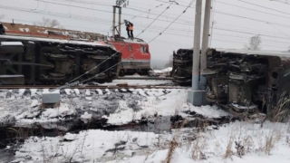 Локомотив столкнулся с грузовым поездом под Пензой, с рельсов сошли несколько вагонов