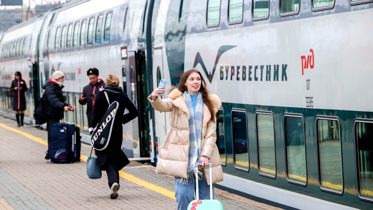 Обновлённый двухэтажный поезд "Буревестник" отправился в первый путь