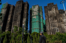 В Гонконге задержали 13 подозреваемых в причастности к пожару в жилом комплексе