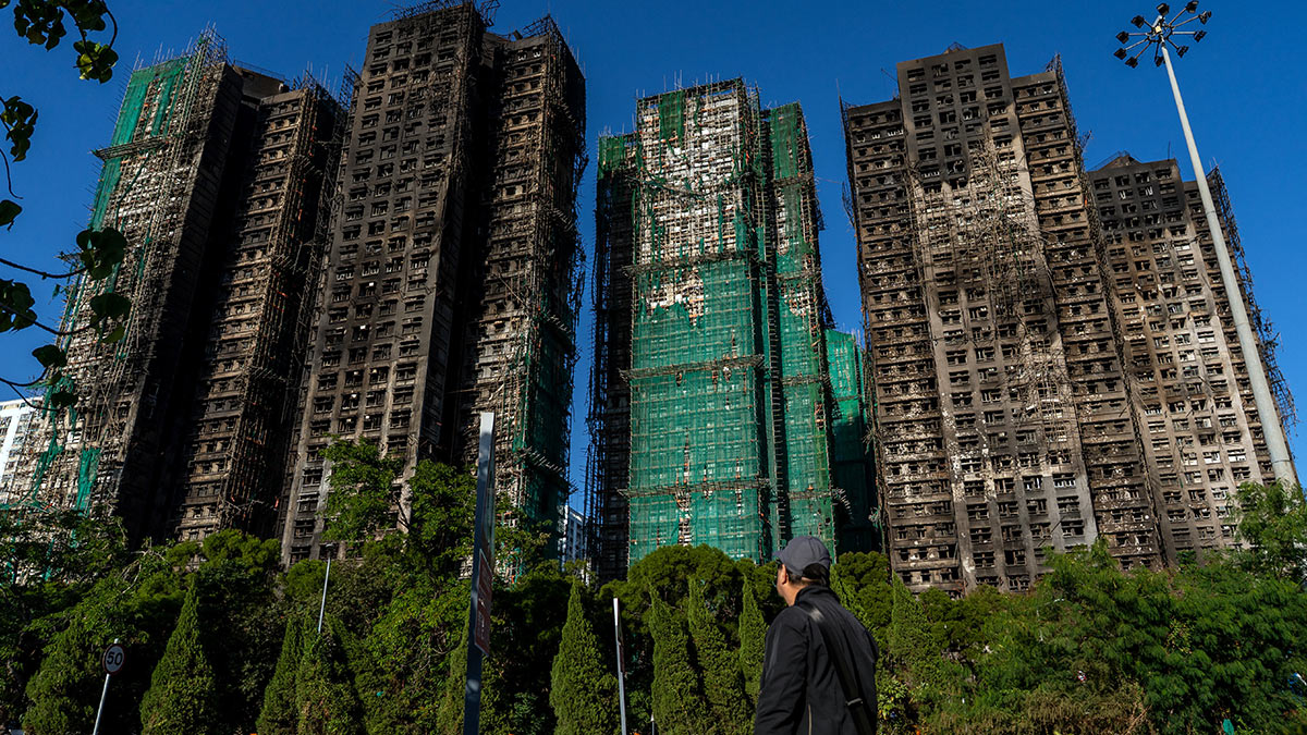 В Гонконге задержали 13 подозреваемых в причастности к пожару в жилом комплексе