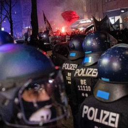 В Берлине восемь полицейских пострадали в ходе беспорядков на марше левых активистов