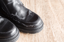 Как убрать белые полосы от реагентов с зимних ботинок: простая хитрость, чтобы вернуть обуви первоначальный вид