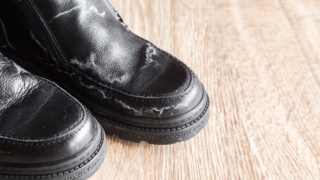 Как убрать белые полосы от реагентов с зимних ботинок: простая хитрость, чтобы вернуть обуви первоначальный вид