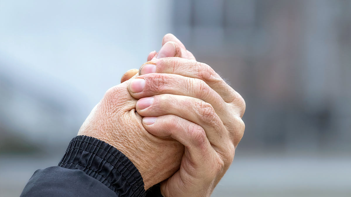 Как защитить руки в мороз, чтобы они не выдавали возраст