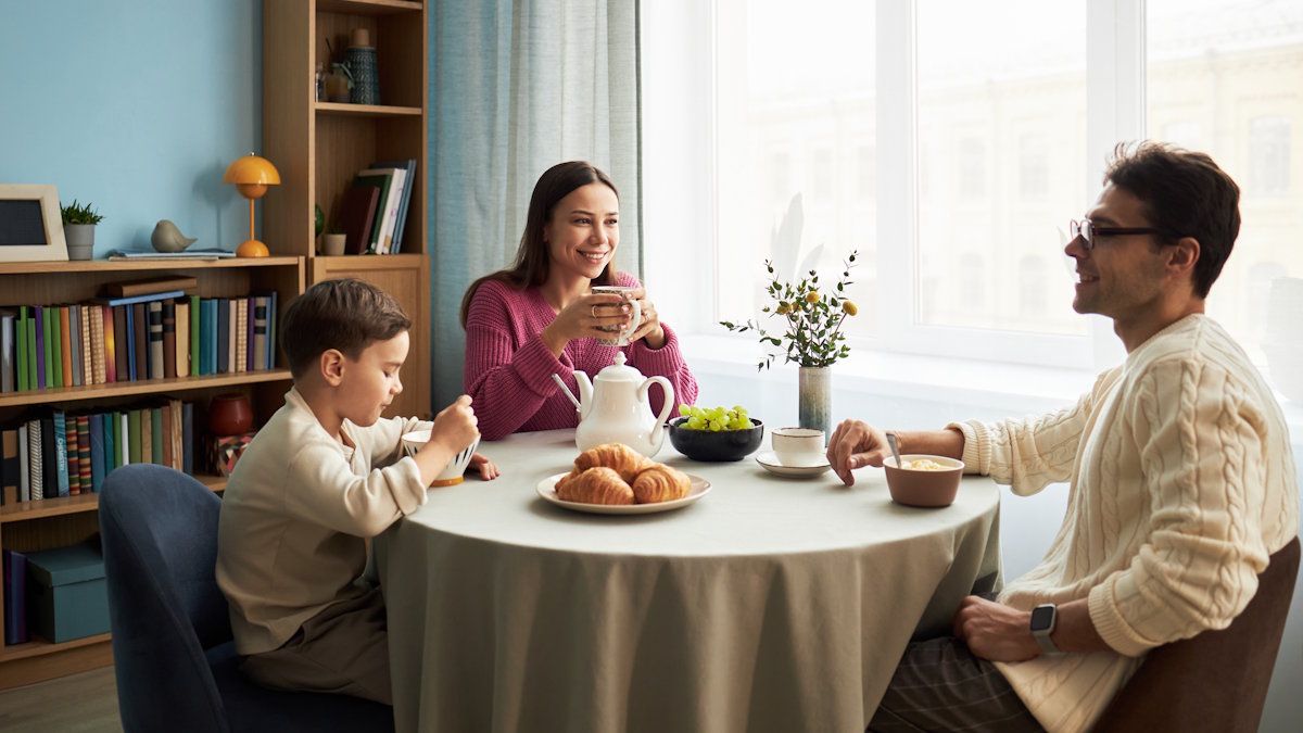 Семья завтракает