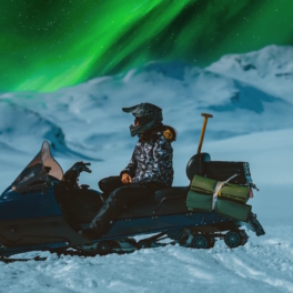 На снегоходах за полярным сиянием: почему все больше россиян предпочитают Север южным курортам