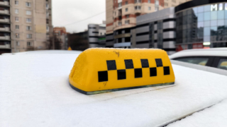 Запрет для мигрантов на работу курьерами и таксистами в Санкт-Петербурге продлен