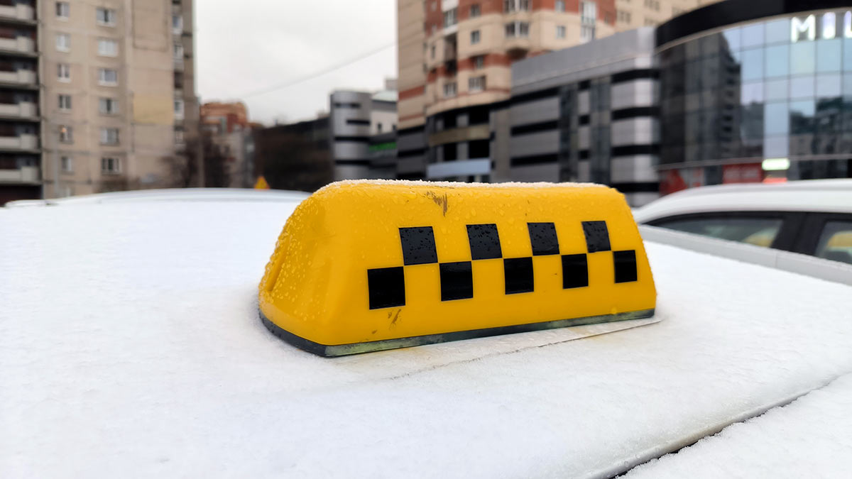 Запрет на работу мигрантов в доставке и такси в СПб продлили