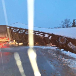 Снежный коллапс на дорогах Урала: 15-километровая пробка, перекрытые трассы и ДТП