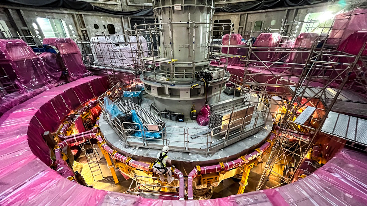 Монтаж гиротронов для термоядерного реактора ИТЭР во Франции (архивное фото)